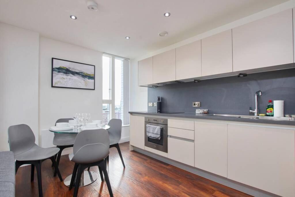 Lovely Apartment - Private Parking - Stadium Views Manchester Luaran gambar
