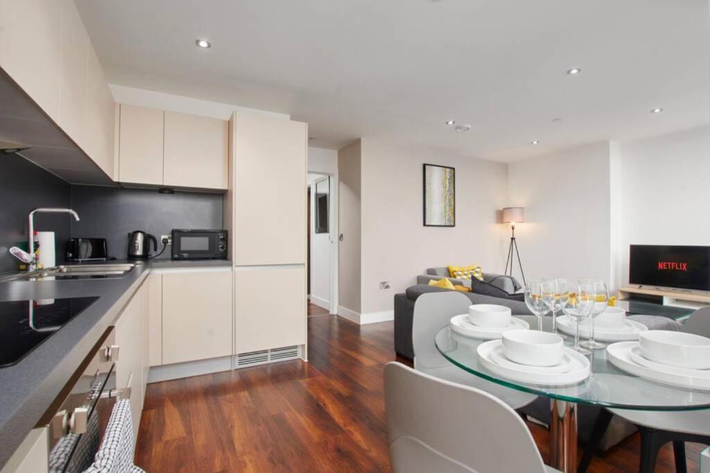 Lovely Apartment - Private Parking - Stadium Views Manchester Luaran gambar