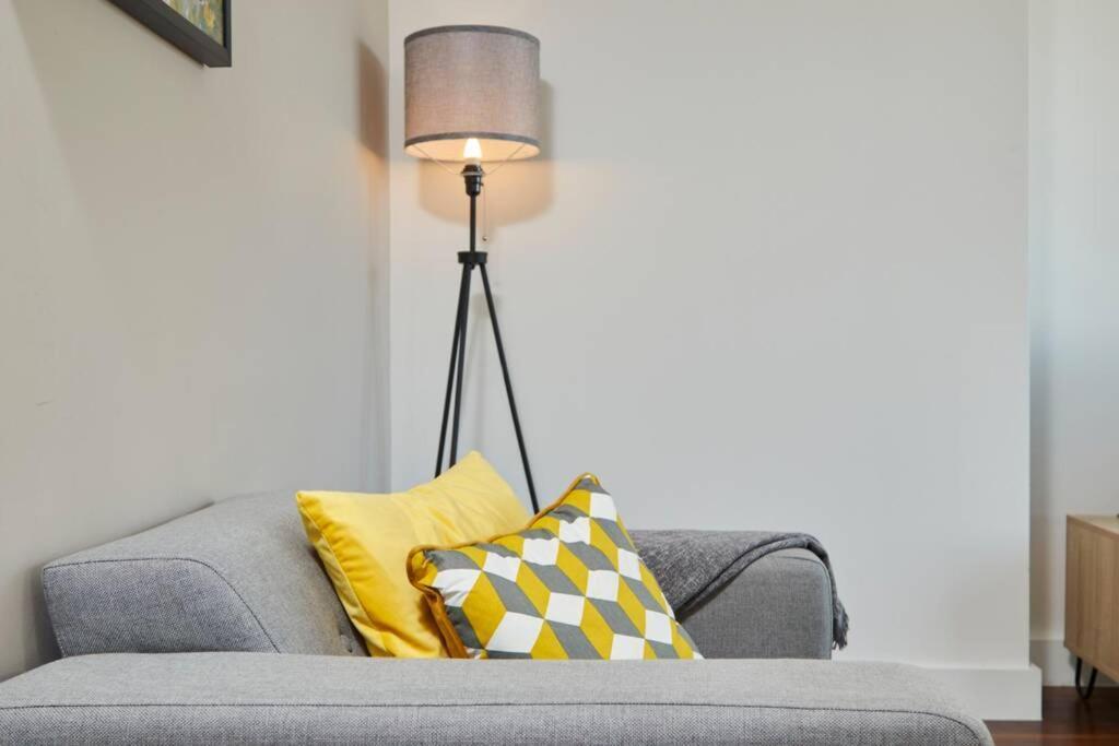 Lovely Apartment - Private Parking - Stadium Views Manchester Luaran gambar