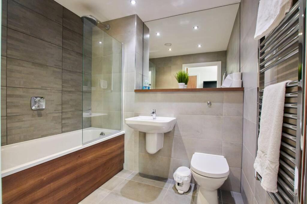 Lovely Apartment - Private Parking - Stadium Views Manchester Luaran gambar